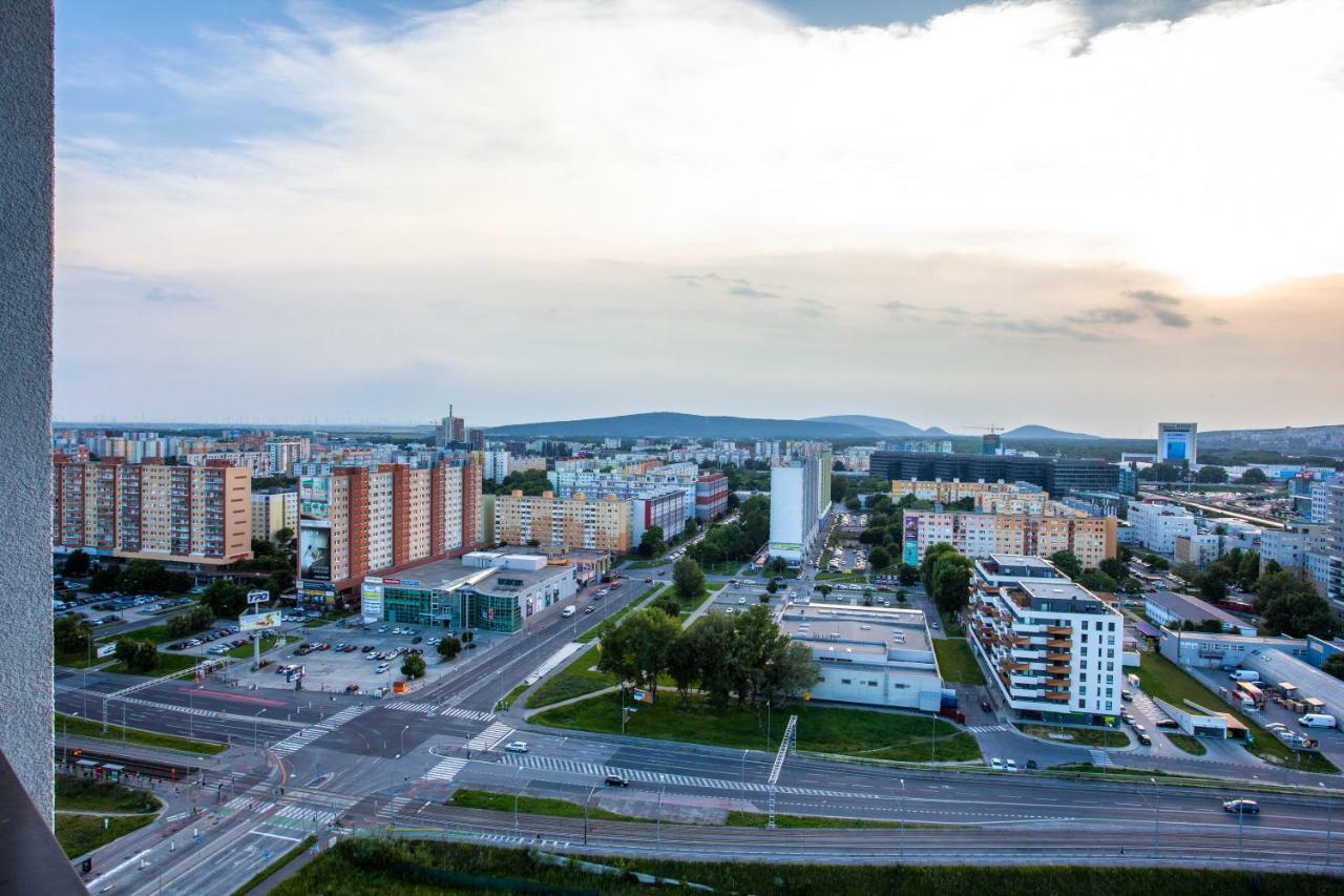 Air-Conditioned City View Apartment 24H Check-In ブラチスラヴァ エクステリア 写真