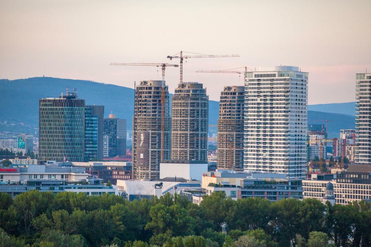 Air-Conditioned City View Apartment 24H Check-In ブラチスラヴァ エクステリア 写真
