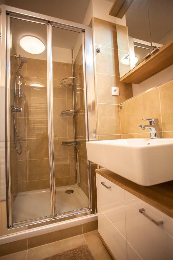 Air-Conditioned City View Apartment 24H Check-In ブラチスラヴァ エクステリア 写真